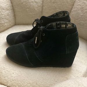 Toms desert wedge booties